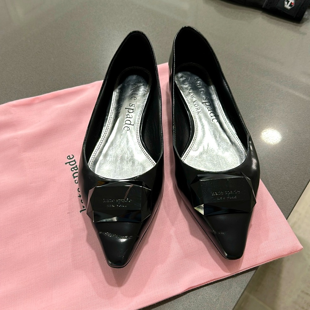Kate spade flats. Good condition. Wore them 2 times.